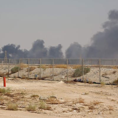 Saudi-Arabian Abqaiqissa sijaitsevaan Aramcon öljynjalostamoon iskettiin drooneilla 14. syyskuuta - savupatsas nähtävissä kaukaisuudessa. 