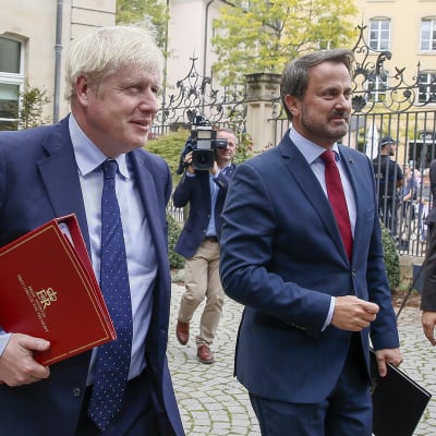 Luxemburgin pääministeri Xavier Bettel (oik.) ja Britannian pääministeri Boris Johnson kuvattuna tapaamisensa jälkeen Luxemburgissa 16. syyskuuta.