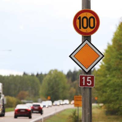 liikennettä valtatiellä 15