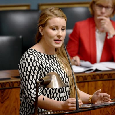 Kansanedustaja Iiris Suomela (vihr.) eduskunnan täysistunnossa Helsingissä 18. syyskuuta.
