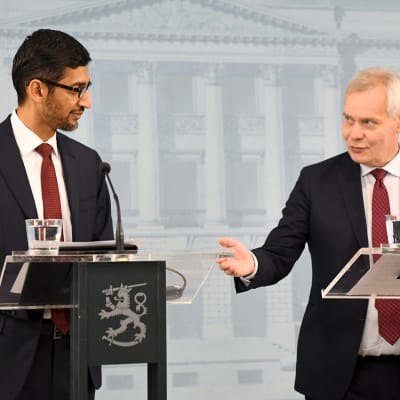 Googlen toimitusjohtaja Sundar Pichain ja pääministeri Antti Rinne (sd.) kuvattuna yhteisessä tiedotustilaisuudessa 20. syyskuuta. 