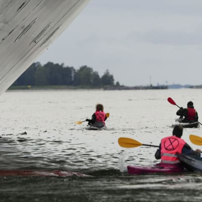 Elokapina-aktivistit yrittävät estää kajakeilla luksusristeilijä Queen Elizabethin lähdön Helsingin satamasta Hernesaaressa 25. syyskuuta.