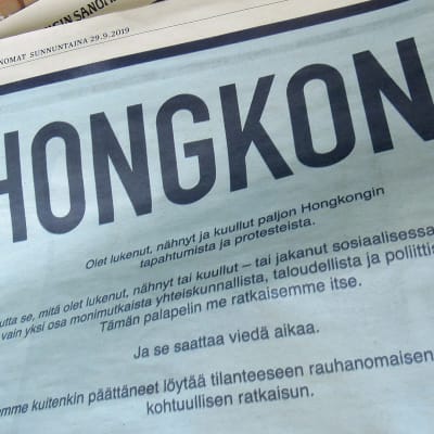 Kiinan kansantasavallan Hongkongin erityishallintoalueen koko sivun mainos Helsingin Sanomissa 29. syyskuuta.