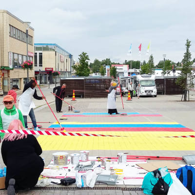 Kemin Easy Living tapahtumassa maalattiin räsymattoa kävelykadulle kesällä 2017.
