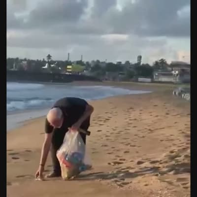 Indiens premiärminister Narendra Modi plockar plast på stranden i Mamallapuram