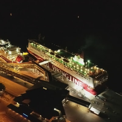 Viking Lines terminal på natten. Bilden tagen med en drönare eller från en helikopter. 