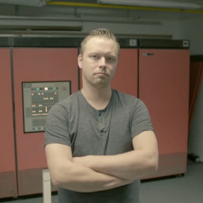 Johannes Thelen poseeraa tietokoneiden ympäröimänä