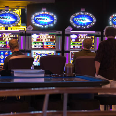 Rahapelin pelaajia Helsingin Casinolla.