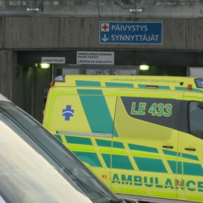 Ambulanssi ja poliisiauto Lapin keskussairaalan ensiapupoliklinikan sisäänkäynnin edessä