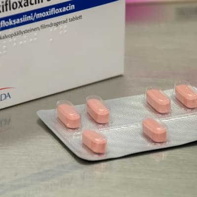 Fluorokinoloniantibiootteihin kuuluvaa Moxifloxacin tabletteja pöydällä