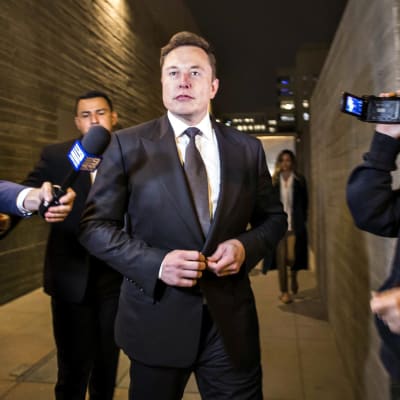 Elon Musk poistumassa Los Angelesin oikeussalin takaovesta 3. joulukuuta 2019.