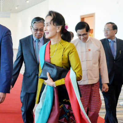 Aung San Suu Kyi matkalla Haagiin Kyi Naypyitawin kansainvälisellä lentokentällä.