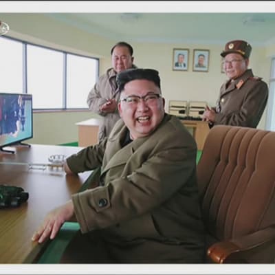 Nordkoreas ledare Kim Jong-Un övervakar en robottest.