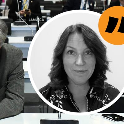 En man sitter vid ett bord på FN:s klimatkonferens.