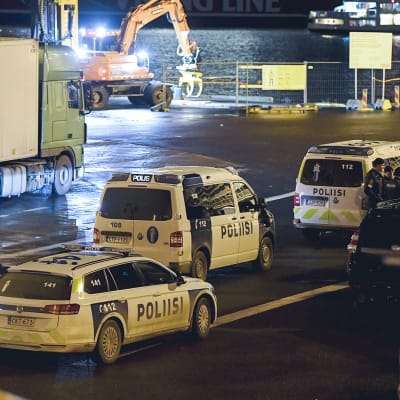 Poliisiautoja Olympiaterminaalissa Helsingin Eteläsatamassa 16. joulukuuta.