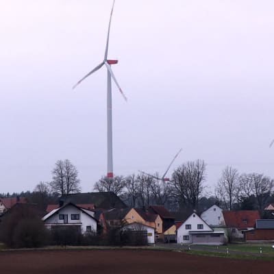 Två vindmöllor strax intill en tysk by. 
