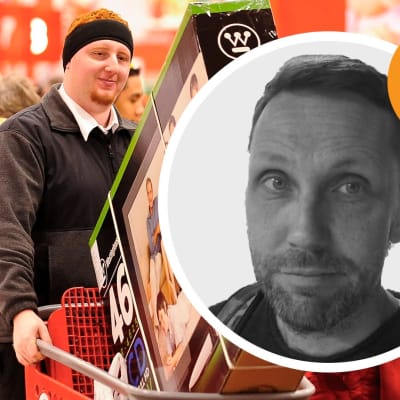 Shoppande människor med vagnar full med tv-apparter. Sebastian Bergholm är inklippt i bilden.