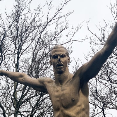 Jalkapalloilija Zlatan Ibrahimovicin patsasta vandalisoitiin uudestaan Malmössä 21.-22. joulukuun välisenä yönä muun muassa leikkaamalla tältä nenä irti. 
