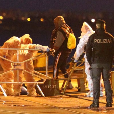 Hieman yli 160 Välimereltä pelastettua siirtolaista on noussut maihin italialaisessa Taranton satamakaupungissa