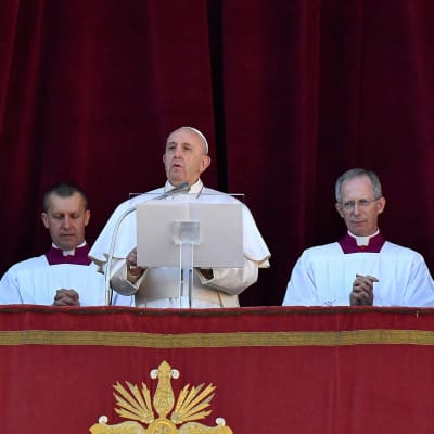Paavi Franciscus piti perinteisen Urbi et Orbi -puheensa Pietarinkirkon parvekkeelta 25. joulukuuta. 