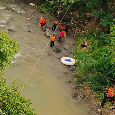 Pelastushenkilöstöä onnettomuuspaikalla Pagar Alamissa Etelä-Sumatralla 24. joulukuuta. 