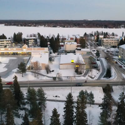 Keminmaan liikekeskus ja kunnantalo kuvauskopterilla kuvattuna