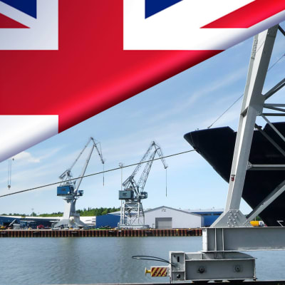 Bildmontage. Åbo hamn med en brittisk flagga i hörnet. 
