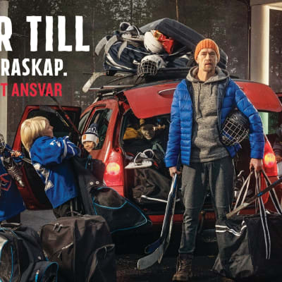 familj står vid bilen på väg till hockeyträningar