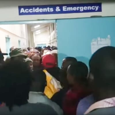 Kuvakaappaus Daily Nationin julkaisemasta videosta Youtubessa. Kuva on Kakamegan sairaalasta, jonne oppilaita vietiin hoitoon. 