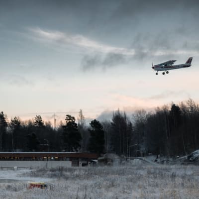 ett flyplan ute