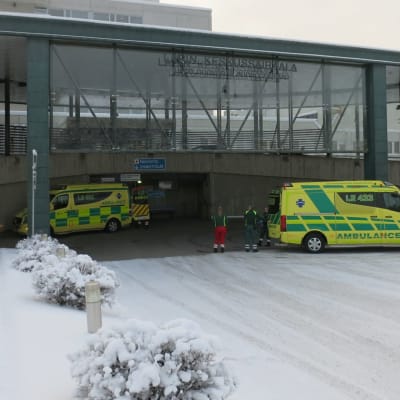 Ambulansseja Lapin keskussairaalan ensiapupoliklinikan sisäänkäynnin edessä