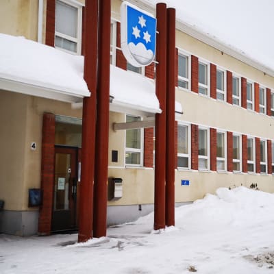 Pellon kunnantalo talvella ulkoa kuvattuna.