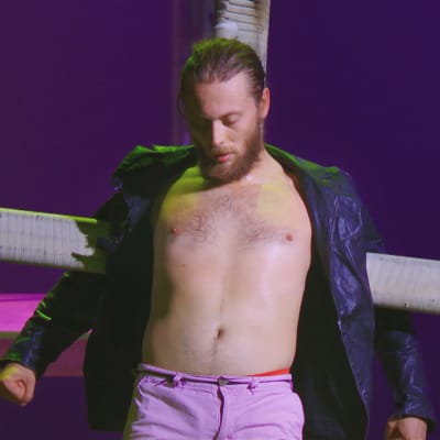 Mikko Karhu ristillä.