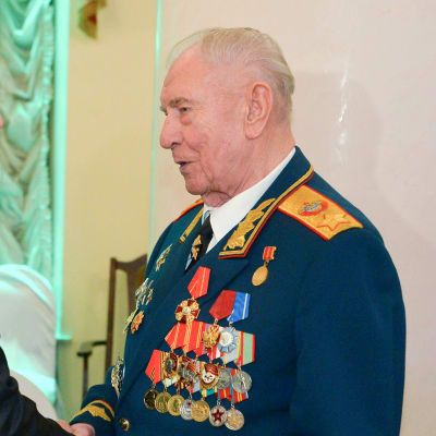 Vladimir Putin kättelee Dmitri Jazovia 2014.