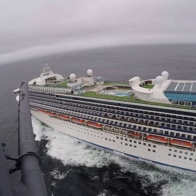 Grand Princess -alukselle lennätettiin helikopterilla koronaviruksen testipakkauksia.