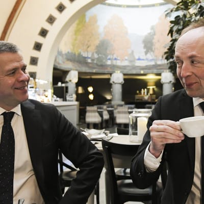 Kokoomuksen puheenjohtaja Petteri Orpo ja Perussuomalaisten puheenjohtaja Jussi Halla-aho Politiikan toimittajien tilaisuudessa.
