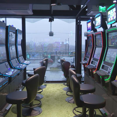 Åtta spelautomater i finskt köpcentrum med stolar för långvarigt spelande.