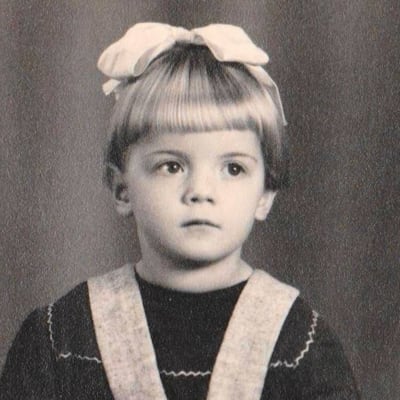 vanha kuva pienestä tytöstä rusetti päässä