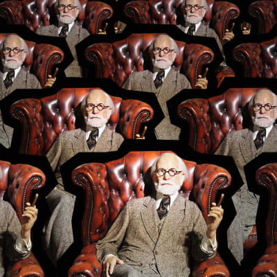 Madame Tussaud'n vahakabinetin nukke Sigmund Freud istuu nahkaisessa nojatuolissa