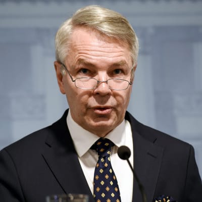 Ulkoministeri Pekka Haavisto hallituksen koronatilannekatsauksessa Helsingissä 7. huhtikuuta.