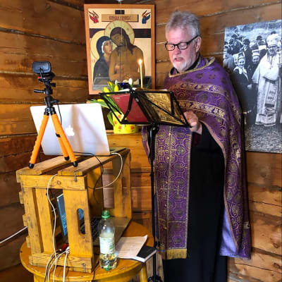 Pappi Rauno Pietarinen lähettää verkossa videojumalanpalvelusta Sevettijärven ortodoksisesta kirkosta.