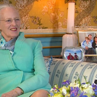 Tanskan kuningatar Margareta kuunteli liikuttuneena tanskalaisten onnitteluja