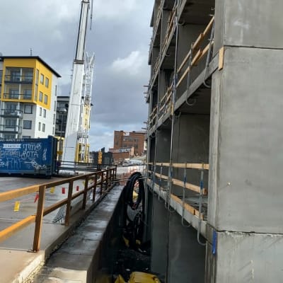 Rakenteilla oleva betonielementtikerrostalo Tampereen Santalahdessa