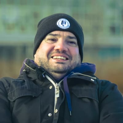 Zaani istuu Olun torilla tuolilla.