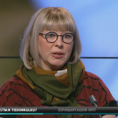 Sosiaali- ja terveysministeri Aino-Kaisa Pekonen (vas.) Ylen A-studiossa.
