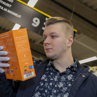 Eerik Peltomäki tutkii puuropaketin tuotetietoja ruokakaupassa.