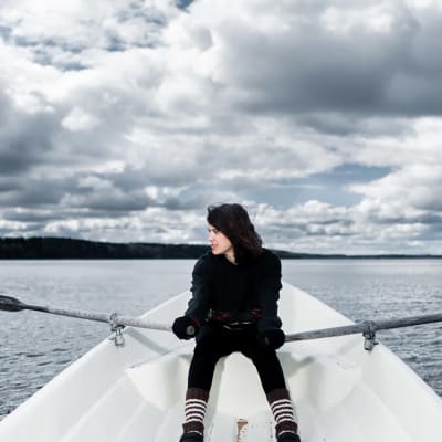 Näyttelijä Mimosa Willamo soutaa Lohjanjärvellä.