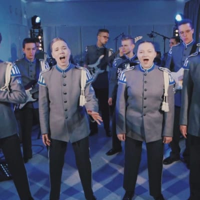 Puolustusvoimien varusmiessoittokunta esiintymässä musiikkivideolla.