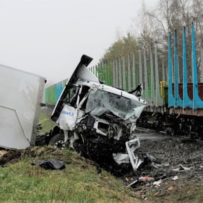 Tavarajuna ja kuorma-auto törmäsivät tasoristeyksessä Orivedellä