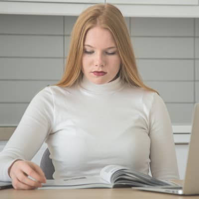 Nelly Rantanen opiskelemassa pöydän ääressä.